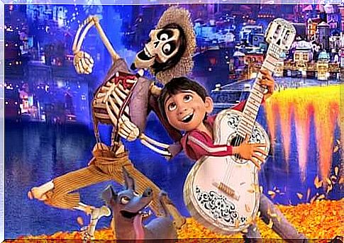 Personaggi film coco che suona la chitarra.