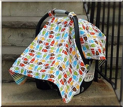 Cover the stroller with a blanket
