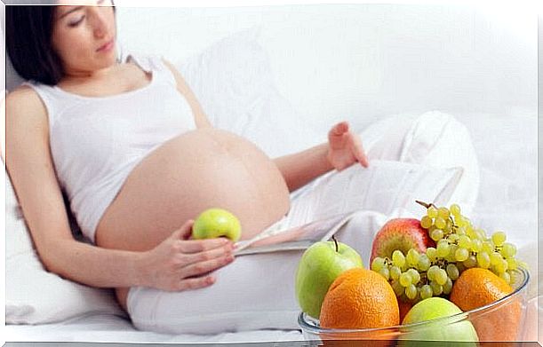 Eat fruit when you are pregnant to reduce water retention
