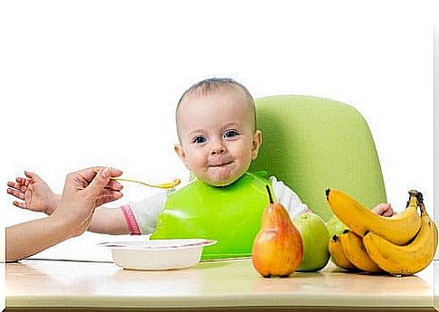 Tricks to get your baby to try new foods
