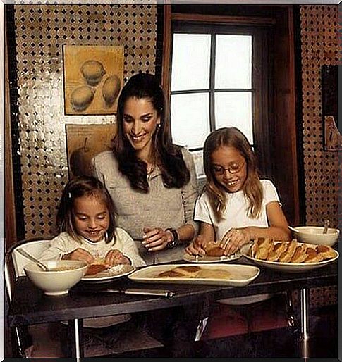 mom-and-daughters-cook