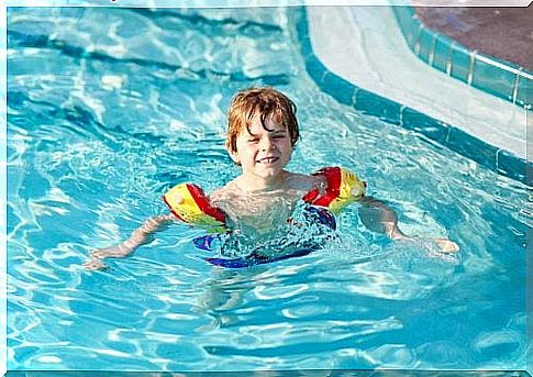 When swimming in the pool, it is important that children always wear armrests or a life jacket