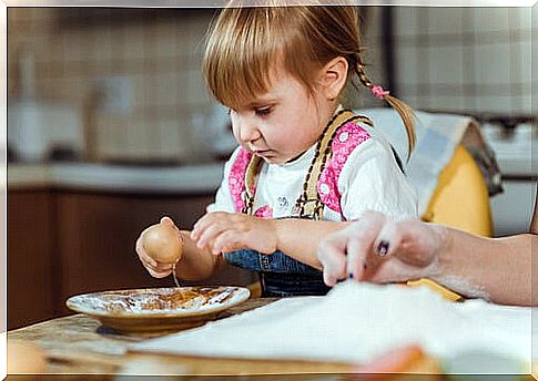Should I allow my child to play with food?