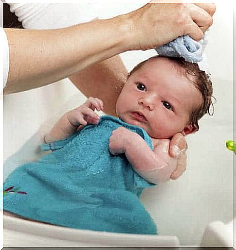 Should the baby be bathed immediately?