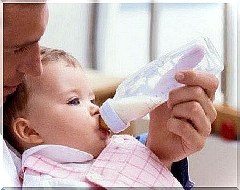 Dad gives the baby a bottle